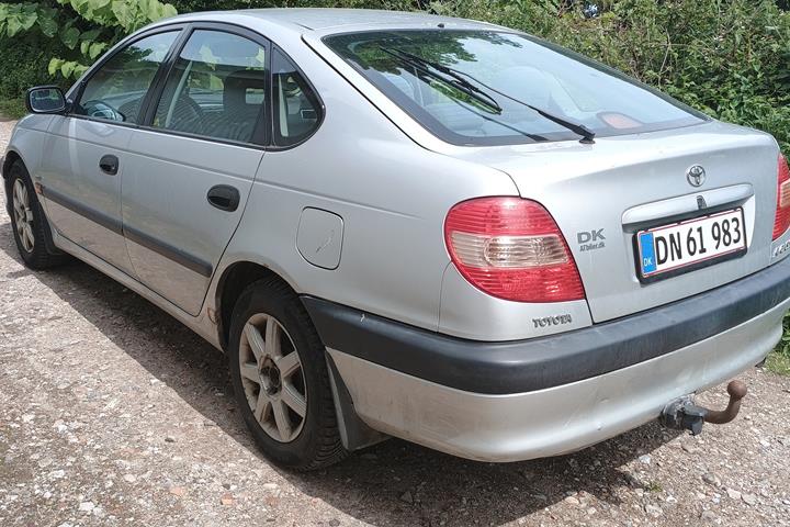 Sølv Toyota Avensis fra 2001