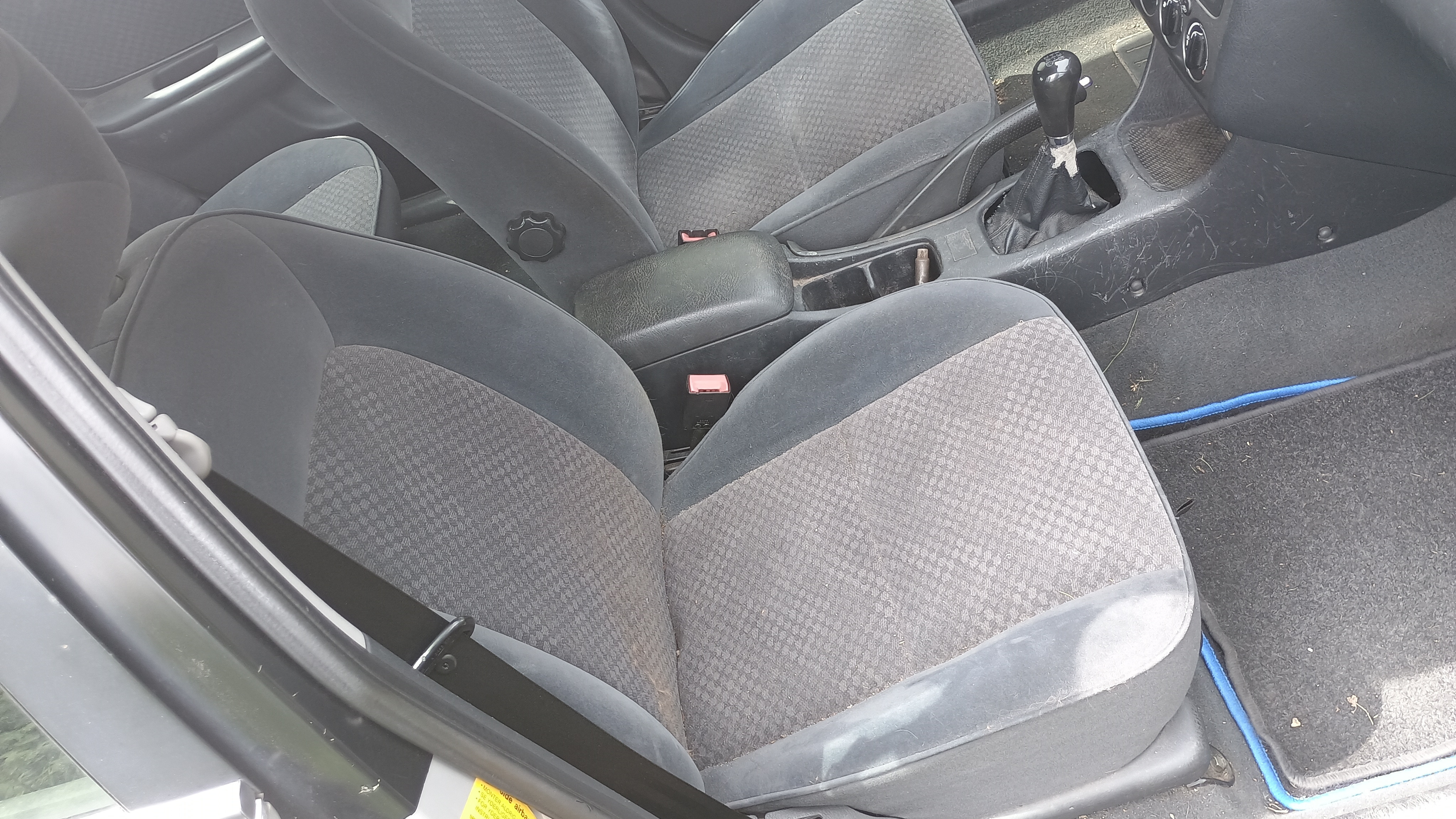 Sølv Toyota Avensis fra 2001