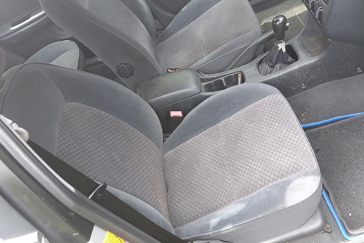 Sølv Toyota Avensis fra 2001