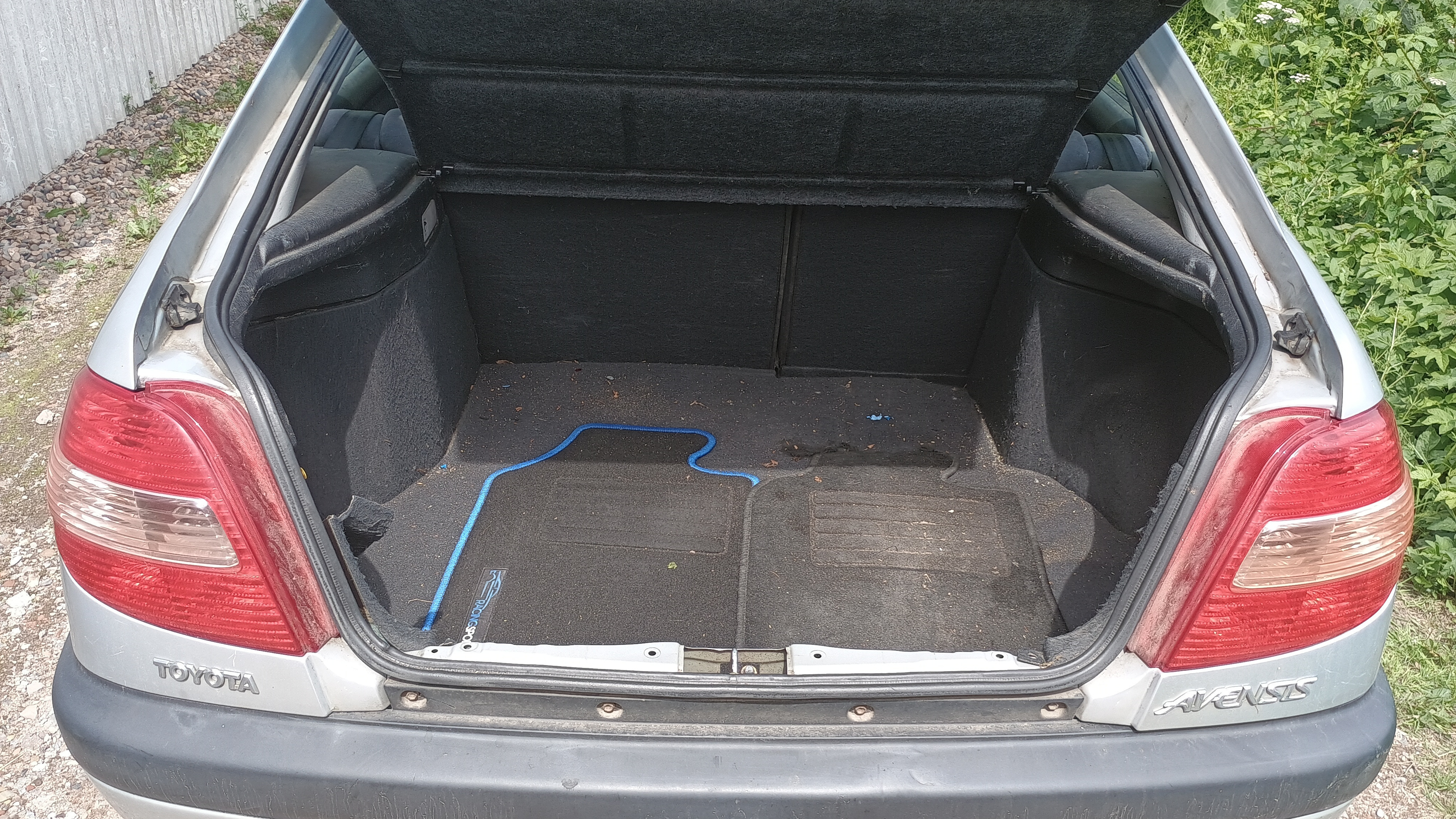 Sølv Toyota Avensis fra 2001