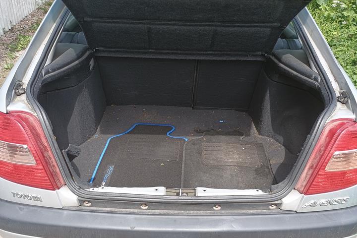 Sølv Toyota Avensis fra 2001