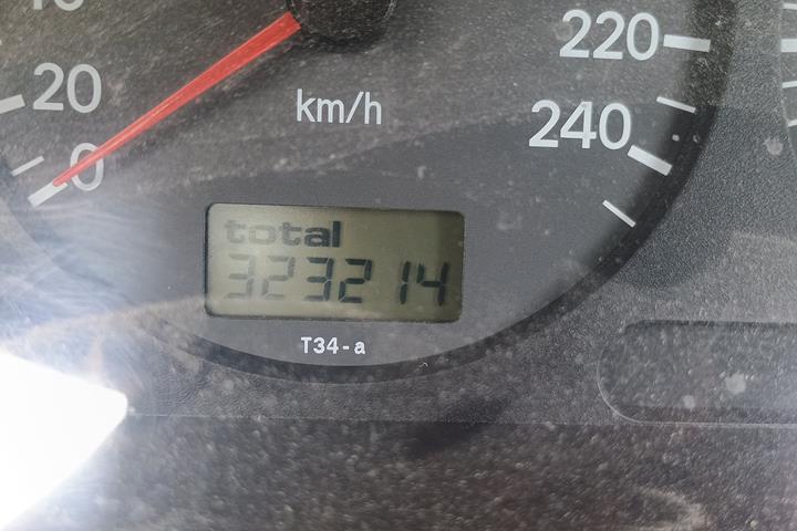 Sølv Toyota Avensis fra 2001