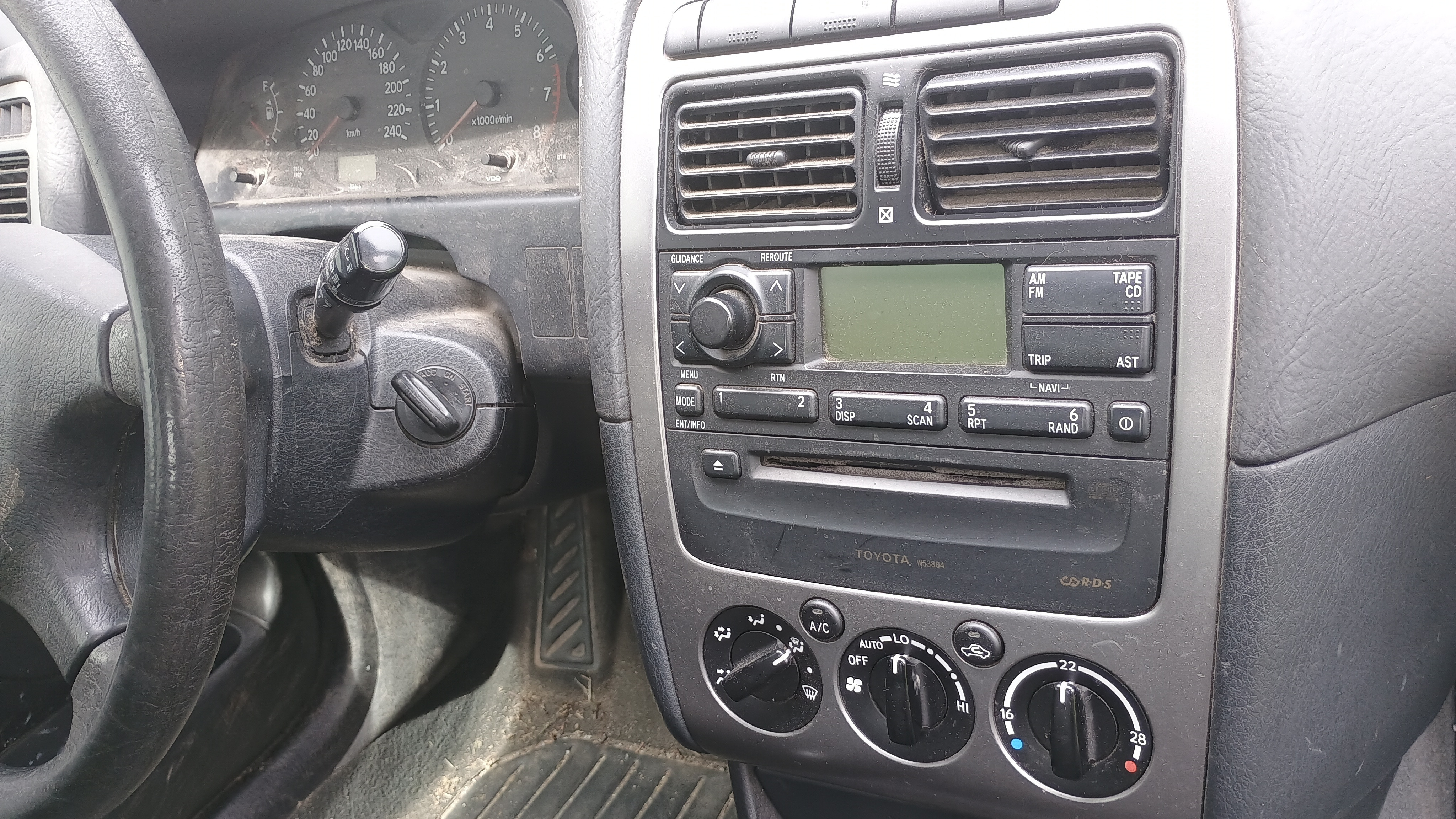Sølv Toyota Avensis fra 2001
