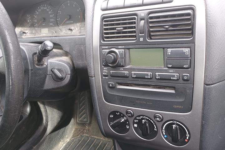 Sølv Toyota Avensis fra 2001