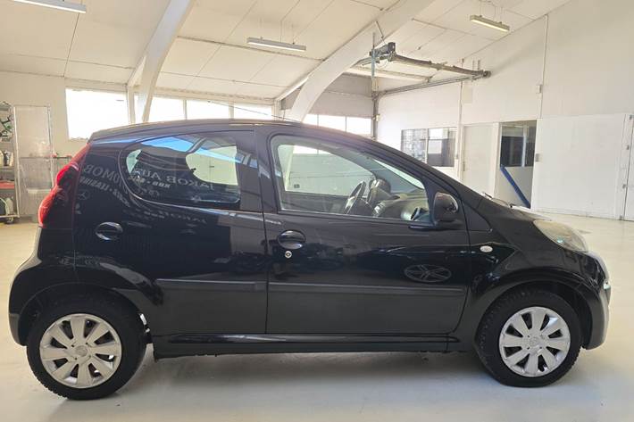Sort Peugeot 107 fra 2012