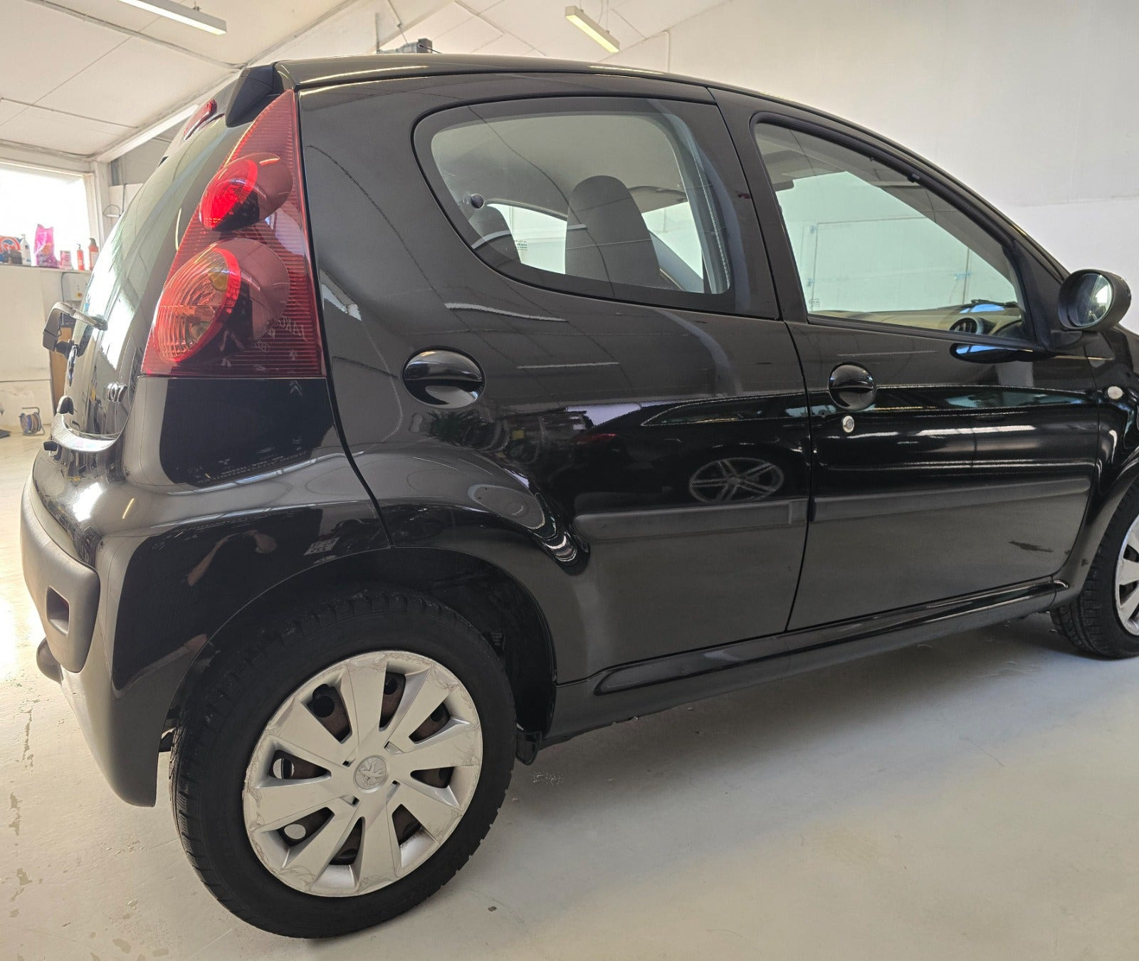 Sort Peugeot 107 fra 2012