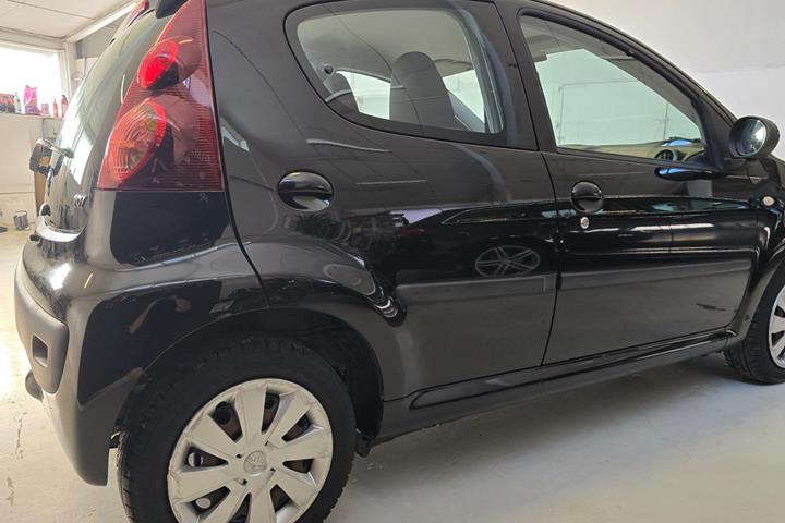Sort Peugeot 107 fra 2012