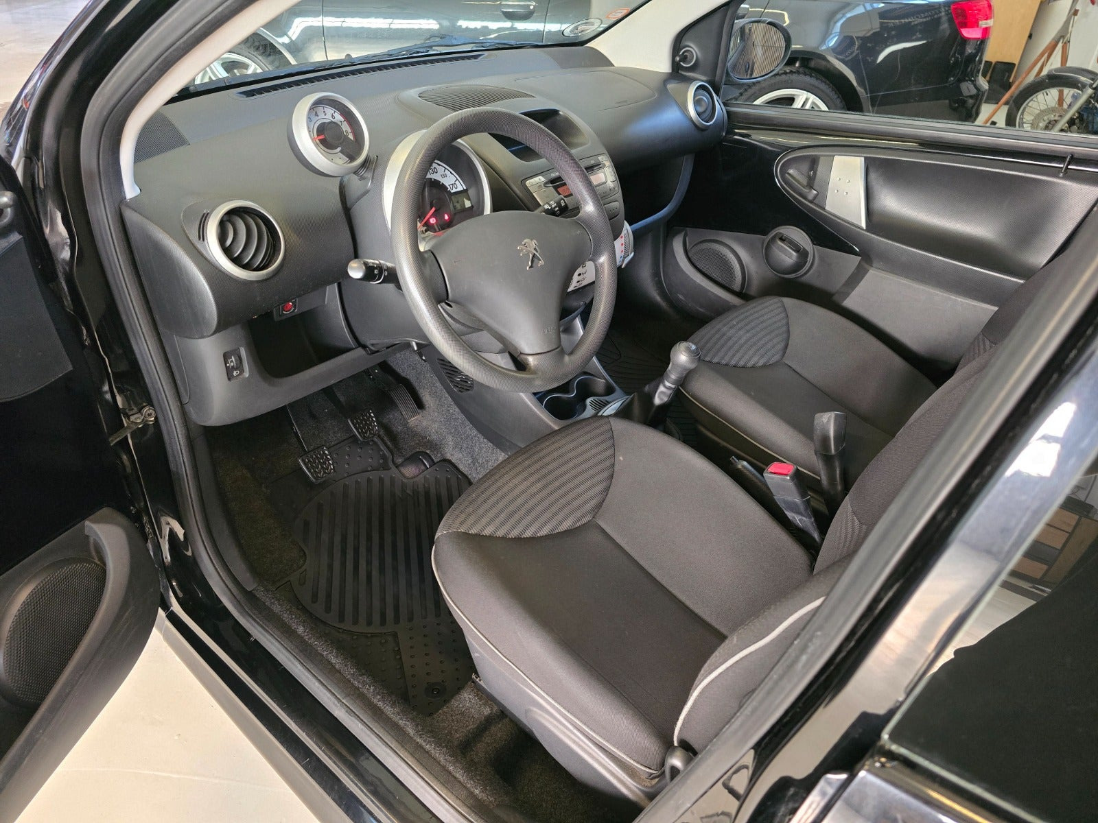 Sort Peugeot 107 fra 2012