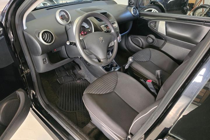 Sort Peugeot 107 fra 2012