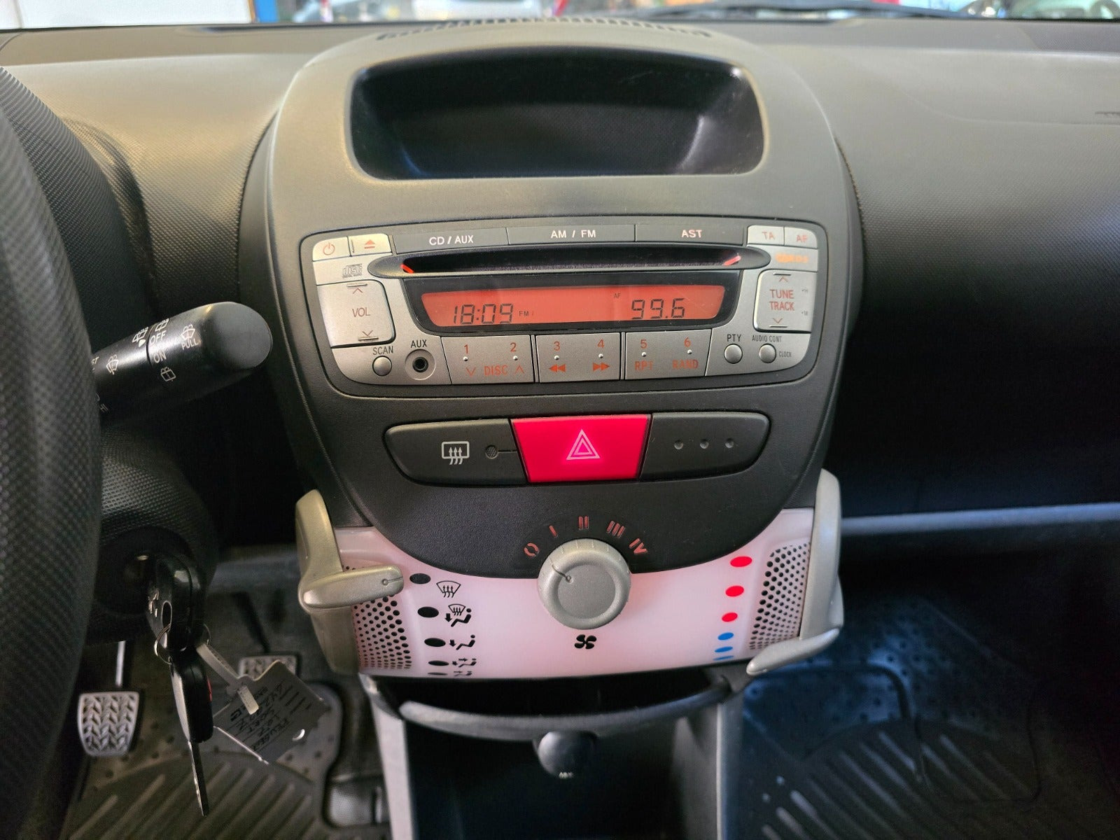 Sort Peugeot 107 fra 2012
