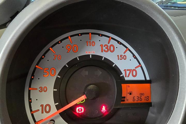 Sort Peugeot 107 fra 2012