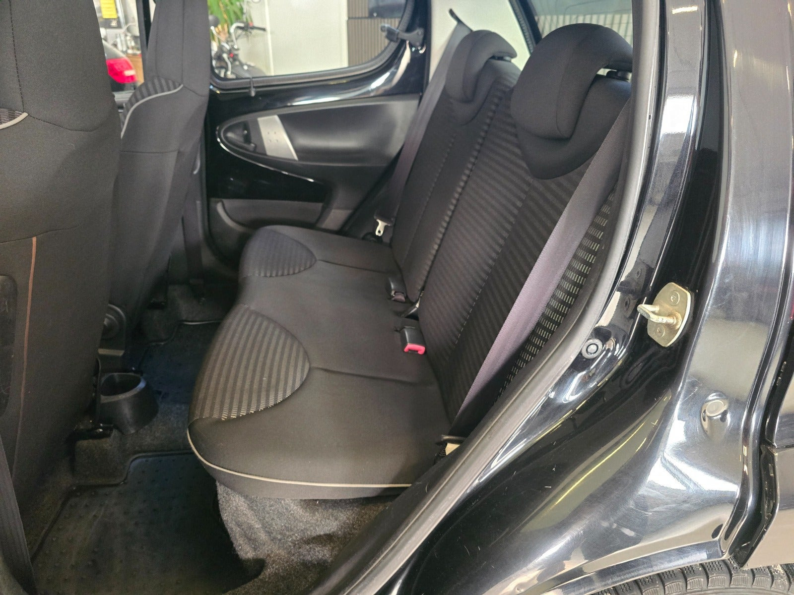 Sort Peugeot 107 fra 2012