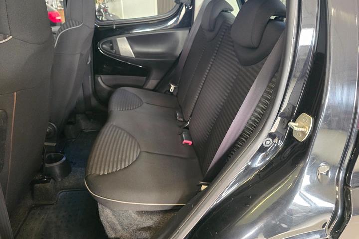 Sort Peugeot 107 fra 2012