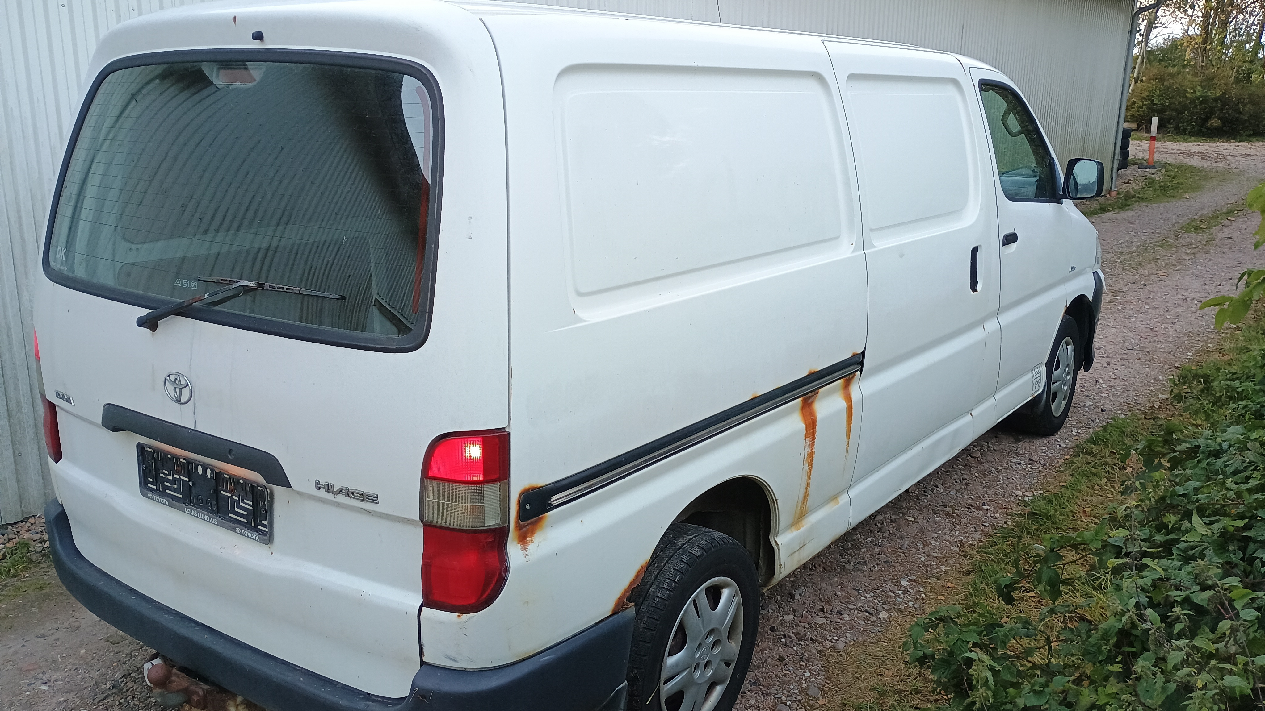 Hvid Toyota HiAce fra 2007