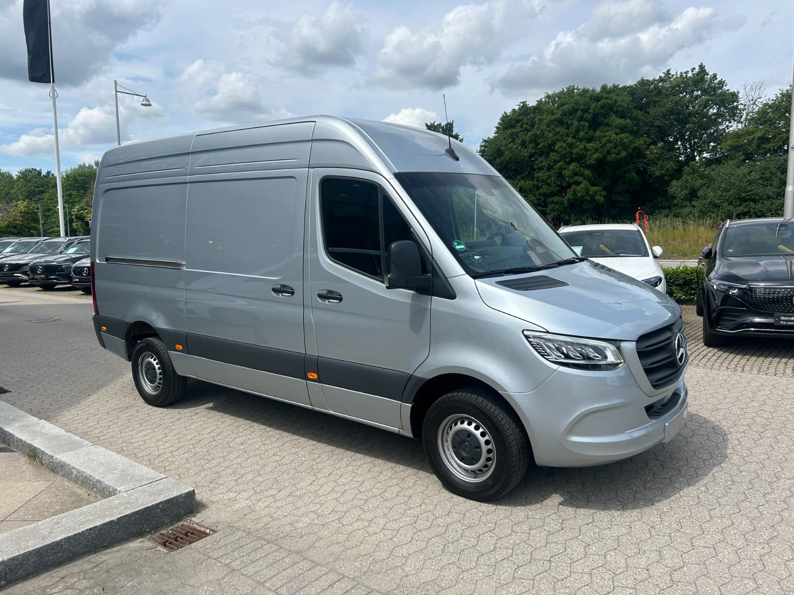 Sølv Mercedes Sprinter 317 fra 2024