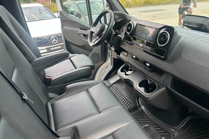 Sølv Mercedes Sprinter 317 fra 2024