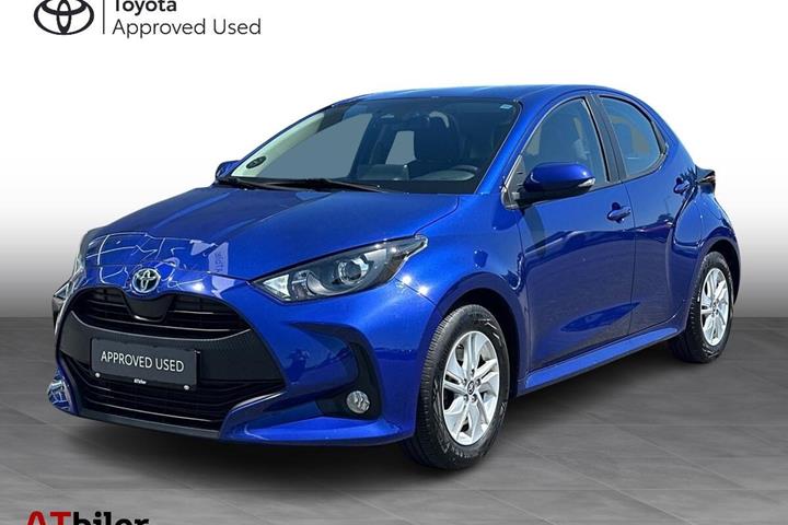 Blå Toyota Yaris fra 2023 set udefra