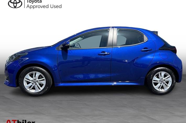 Blå Toyota Yaris fra 2023