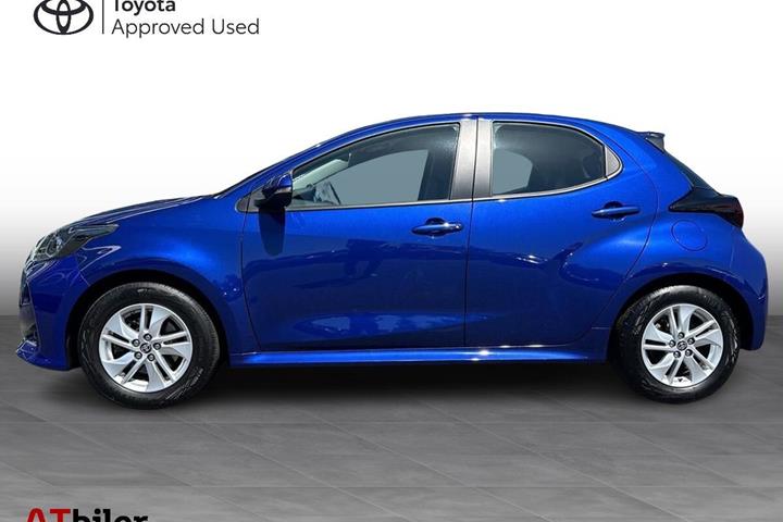Blå Toyota Yaris fra 2023