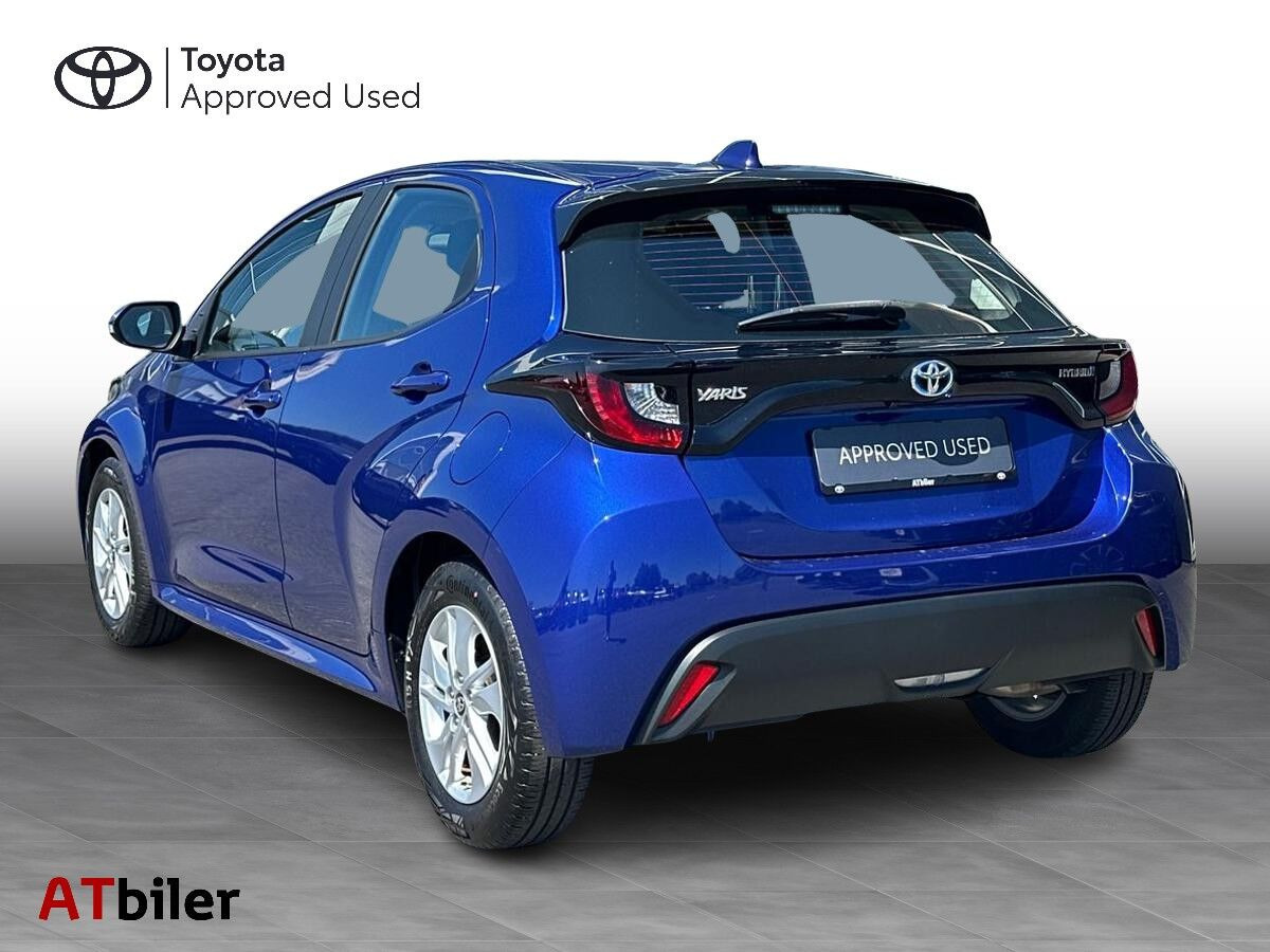 Blå Toyota Yaris fra 2023