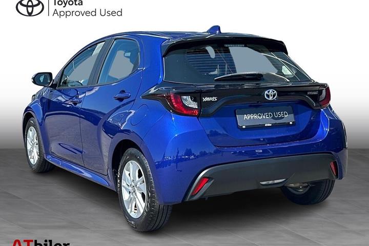 Blå Toyota Yaris fra 2023