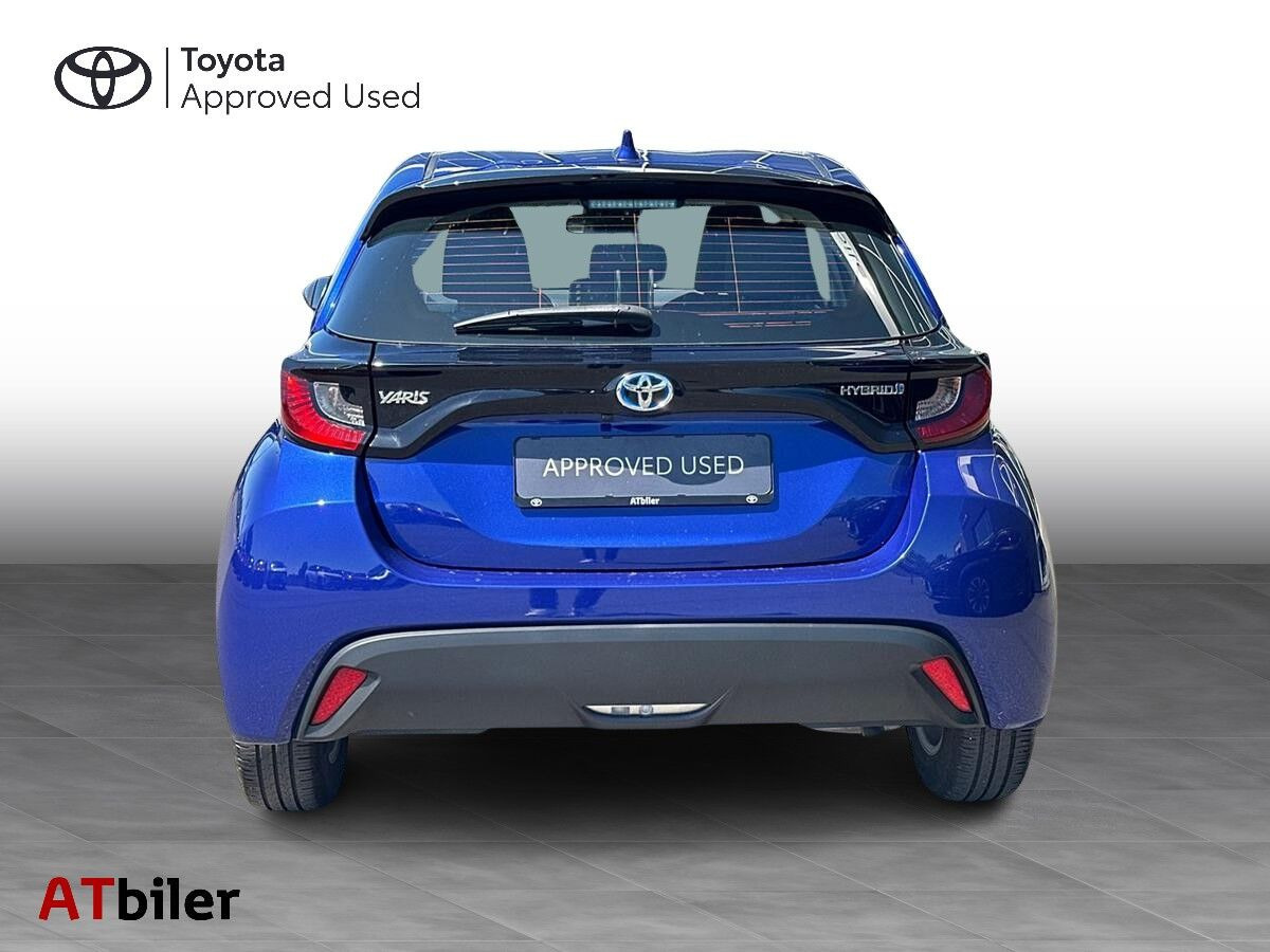 Blå Toyota Yaris fra 2023