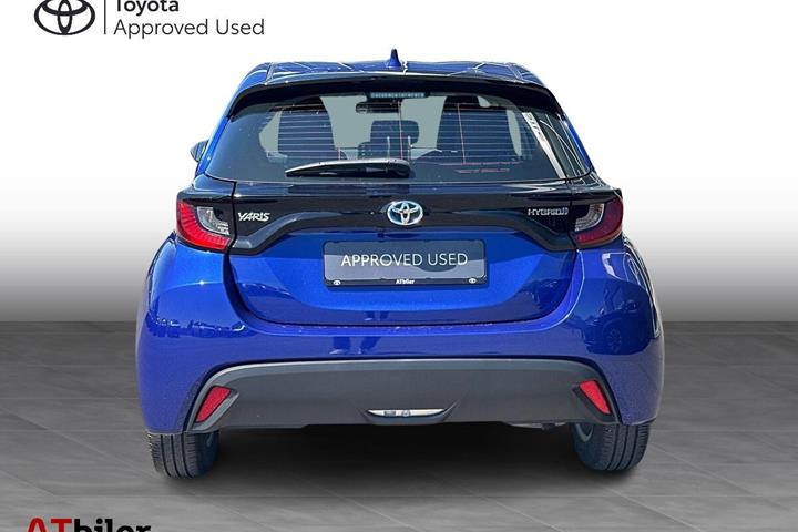 Blå Toyota Yaris fra 2023