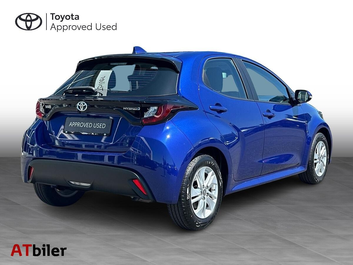 Blå Toyota Yaris fra 2023