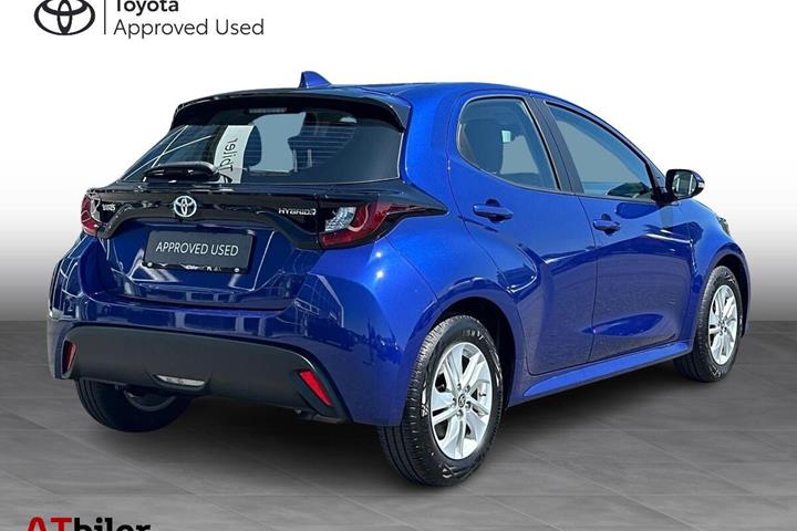 Blå Toyota Yaris fra 2023