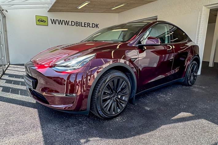 Rød Tesla Model Y fra 2023
