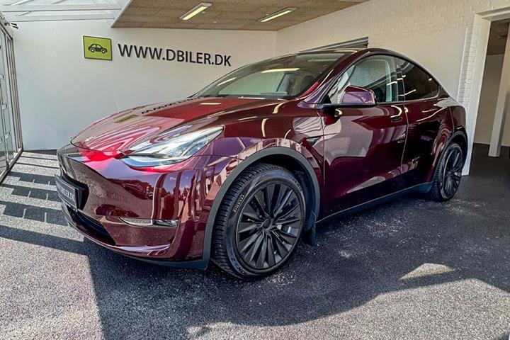 Rød Tesla Model Y fra 2023 set udefra