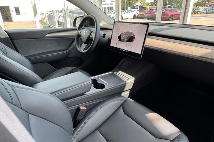 Rød Tesla Model Y fra 2023