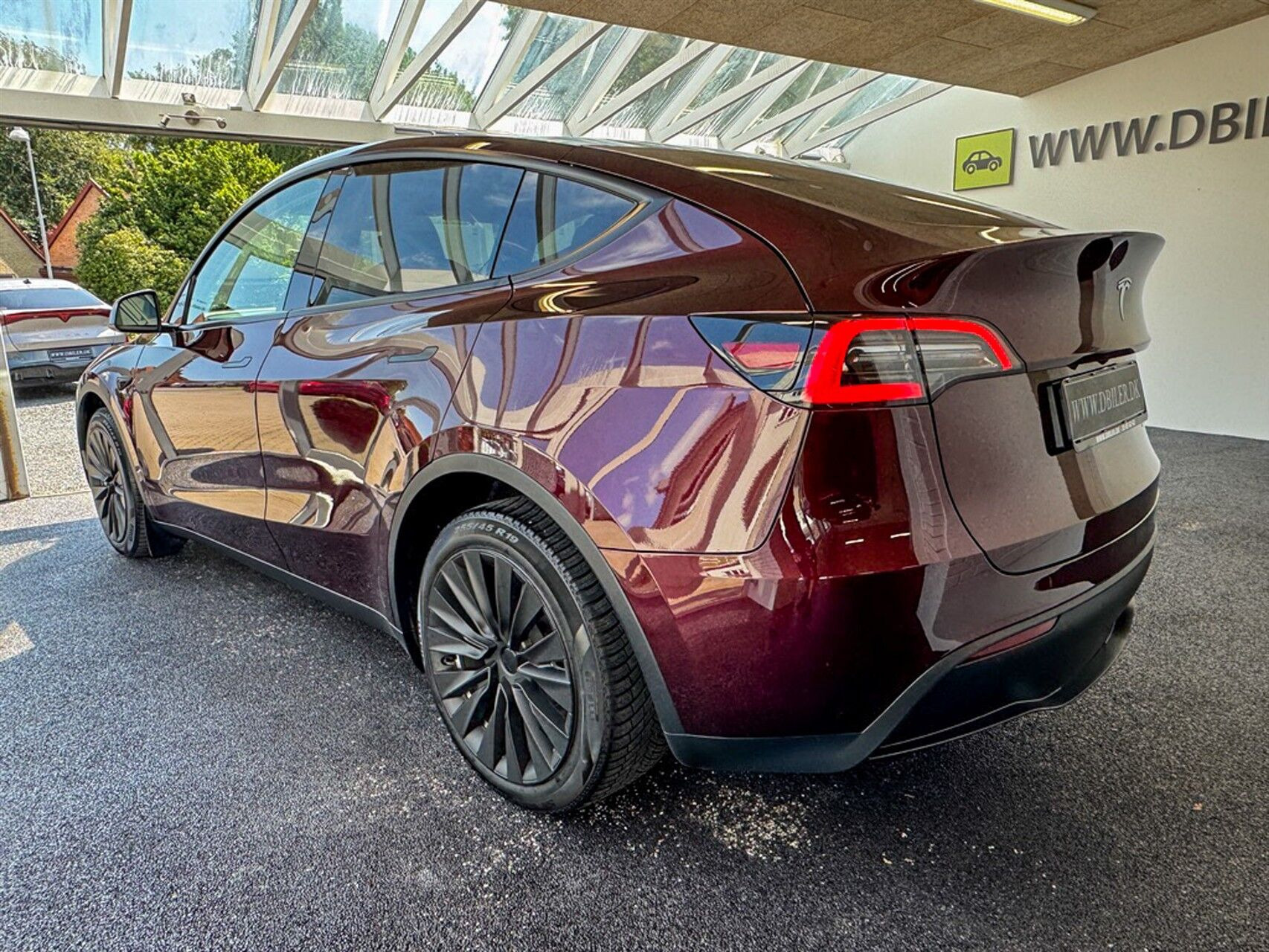 Rød Tesla Model Y fra 2023