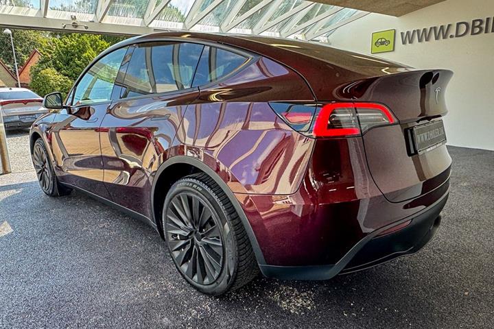 Rød Tesla Model Y fra 2023