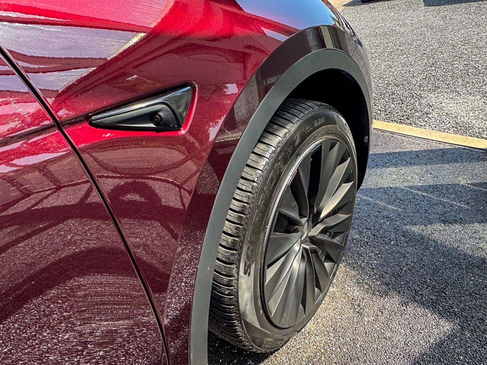 Rød Tesla Model Y fra 2023