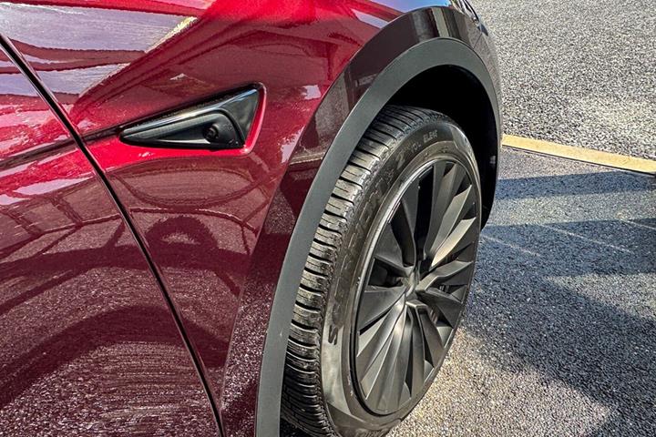 Rød Tesla Model Y fra 2023