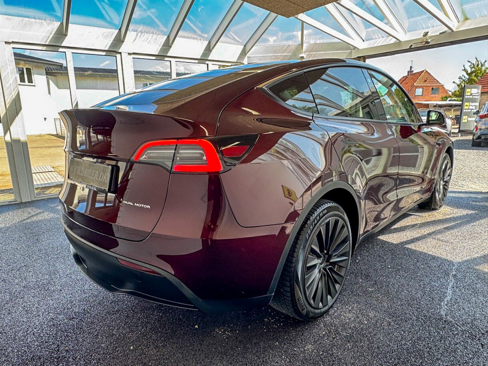 Rød Tesla Model Y fra 2023