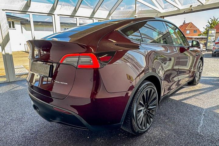 Rød Tesla Model Y fra 2023