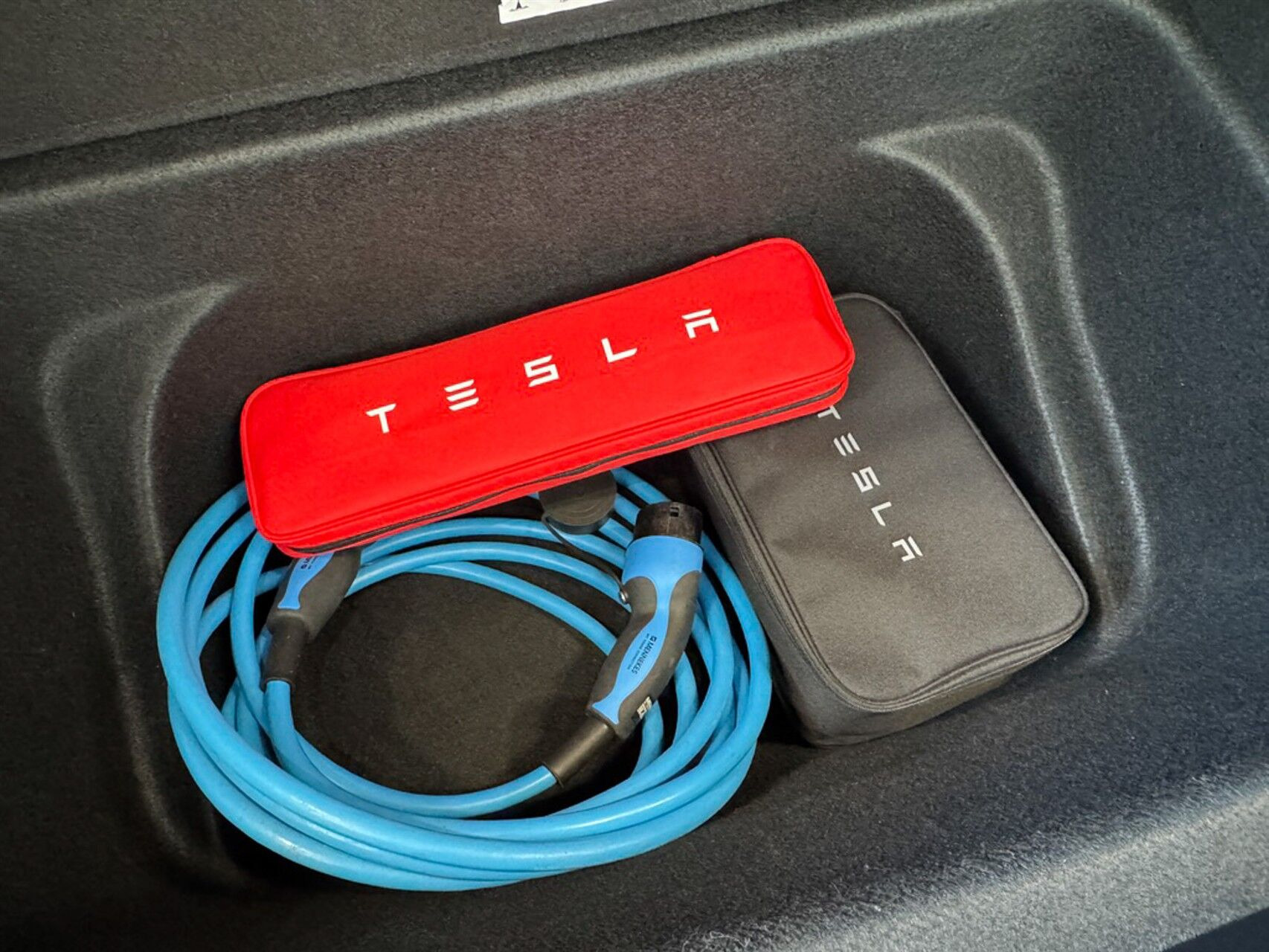 Rød Tesla Model Y fra 2023