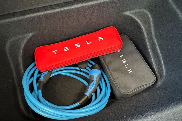 Rød Tesla Model Y fra 2023
