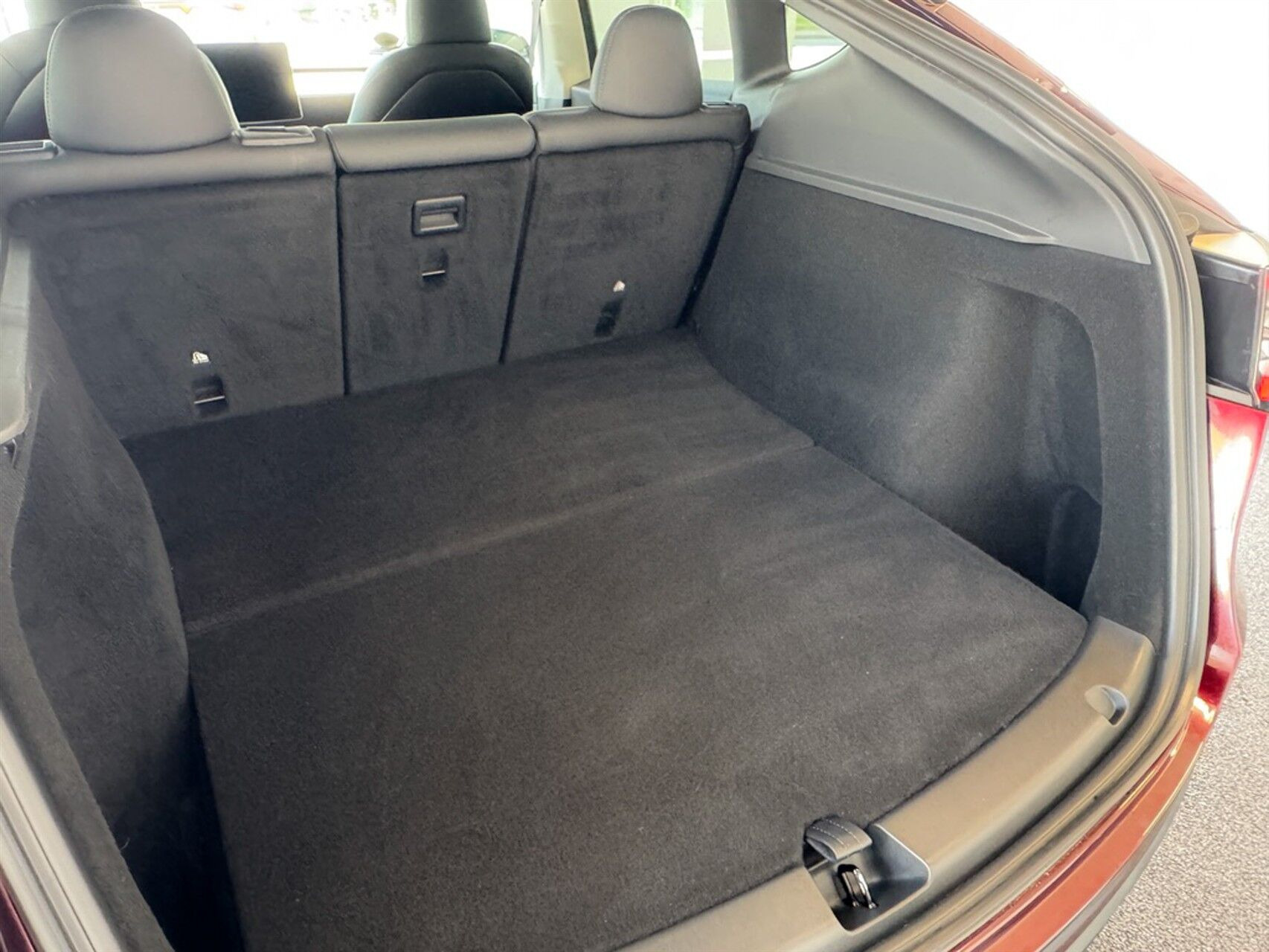 Rød Tesla Model Y fra 2023