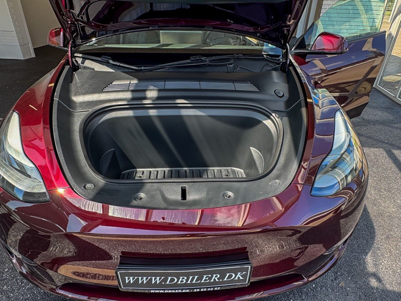 Rød Tesla Model Y fra 2023