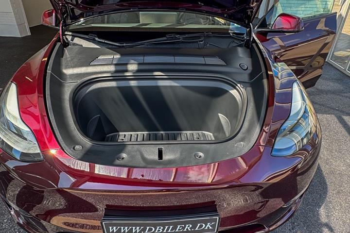 Rød Tesla Model Y fra 2023
