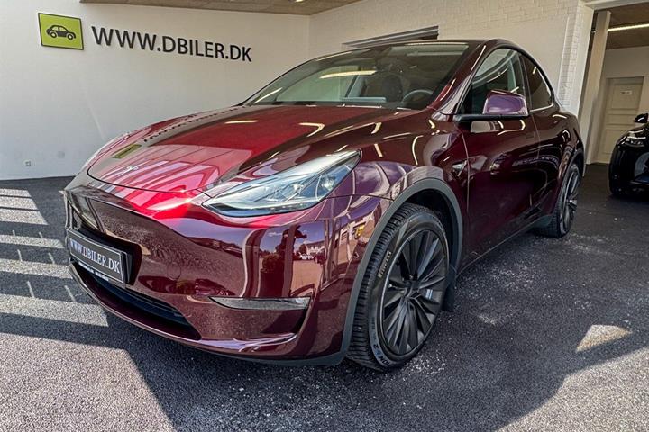 Rød Tesla Model Y fra 2023