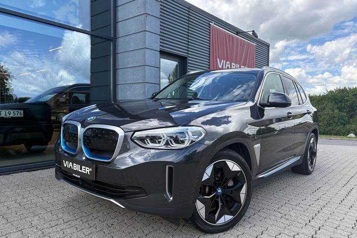Grå BMW iX3 fra 2021 set udefra
