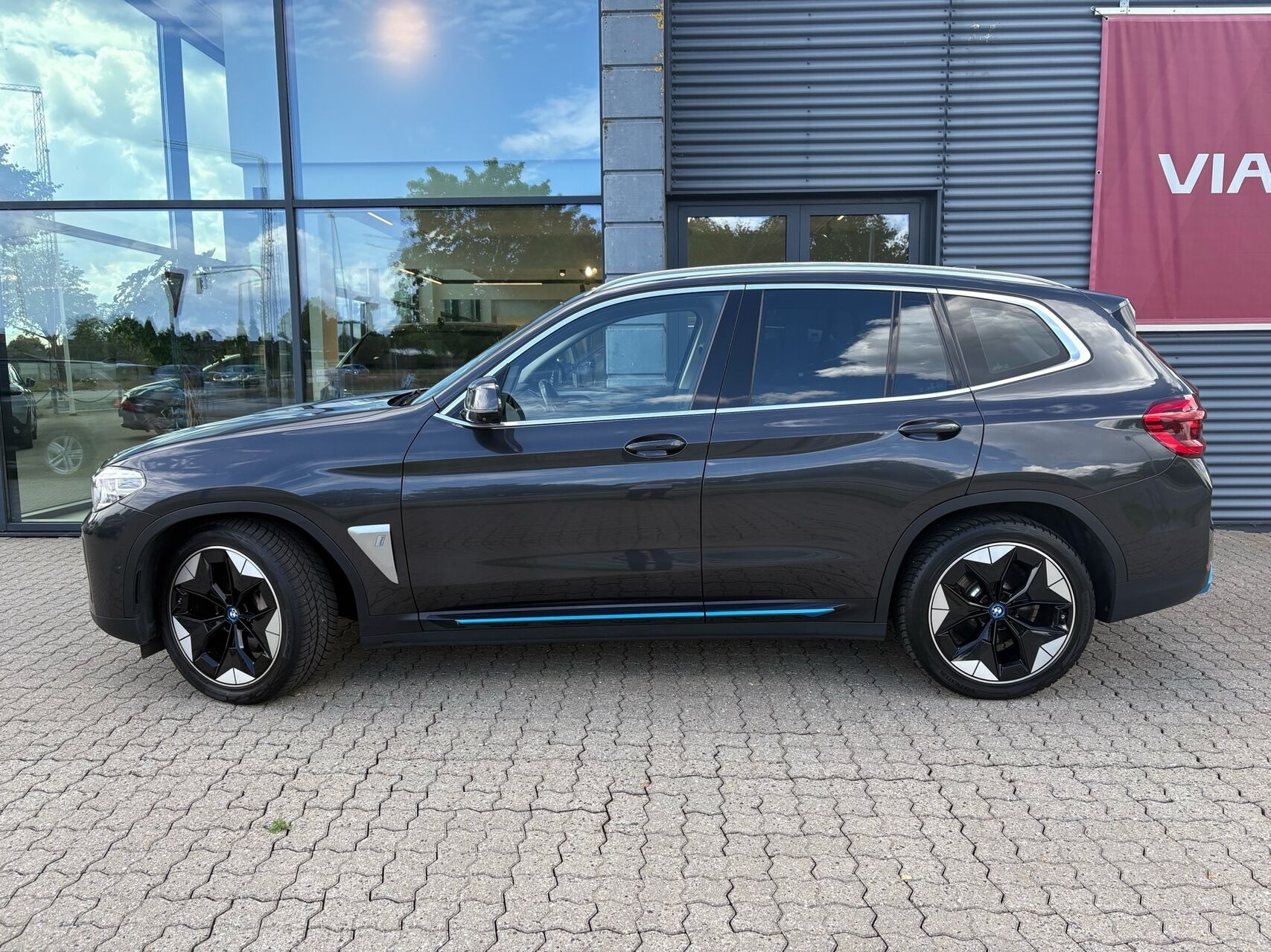 Grå BMW iX3 fra 2021