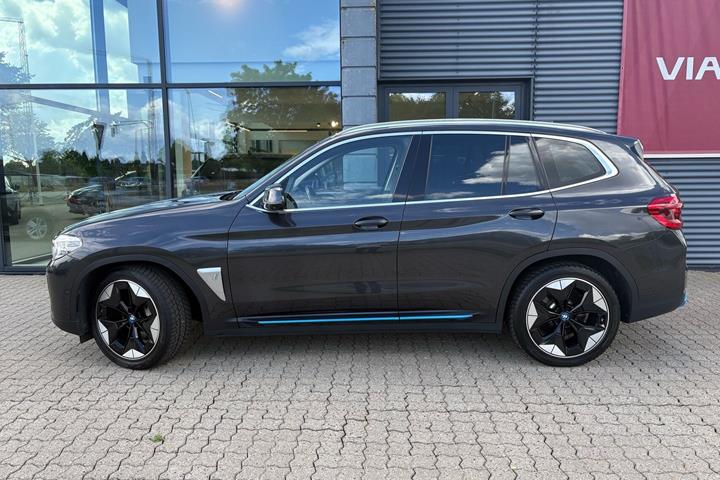 Grå BMW iX3 fra 2021