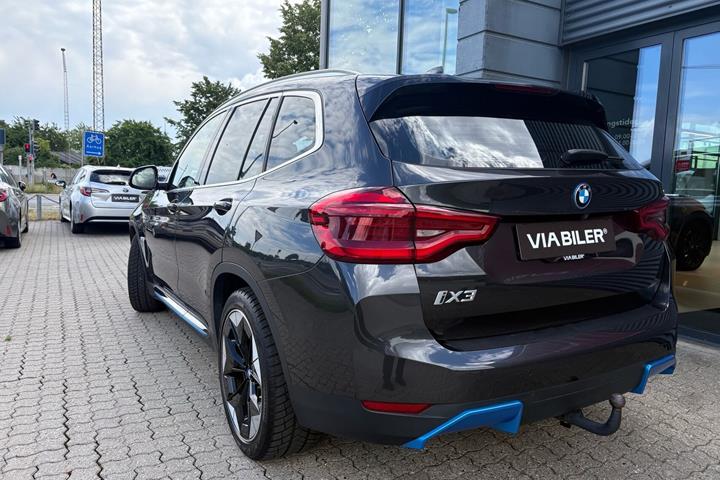 Grå BMW iX3 fra 2021