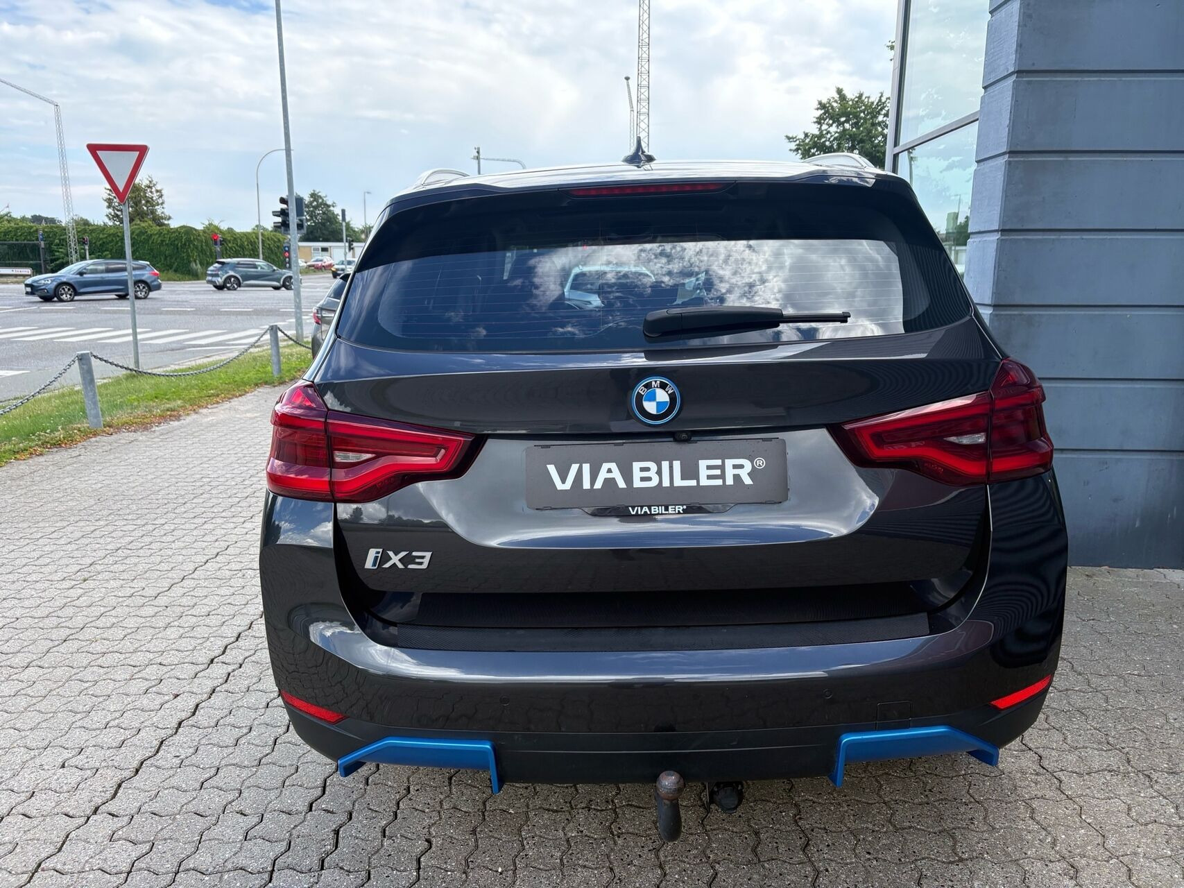 Grå BMW iX3 fra 2021