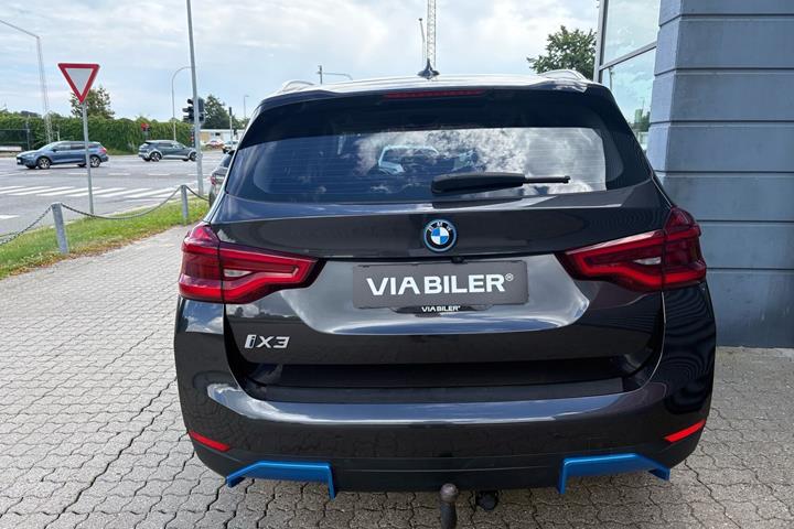 Grå BMW iX3 fra 2021